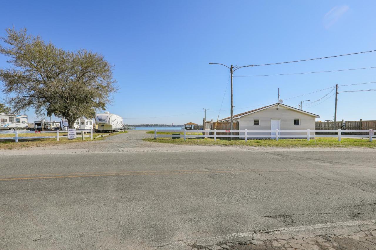 Spacious Home With Waterfront View-Welcome Pets Sneads Ferry المظهر الخارجي الصورة