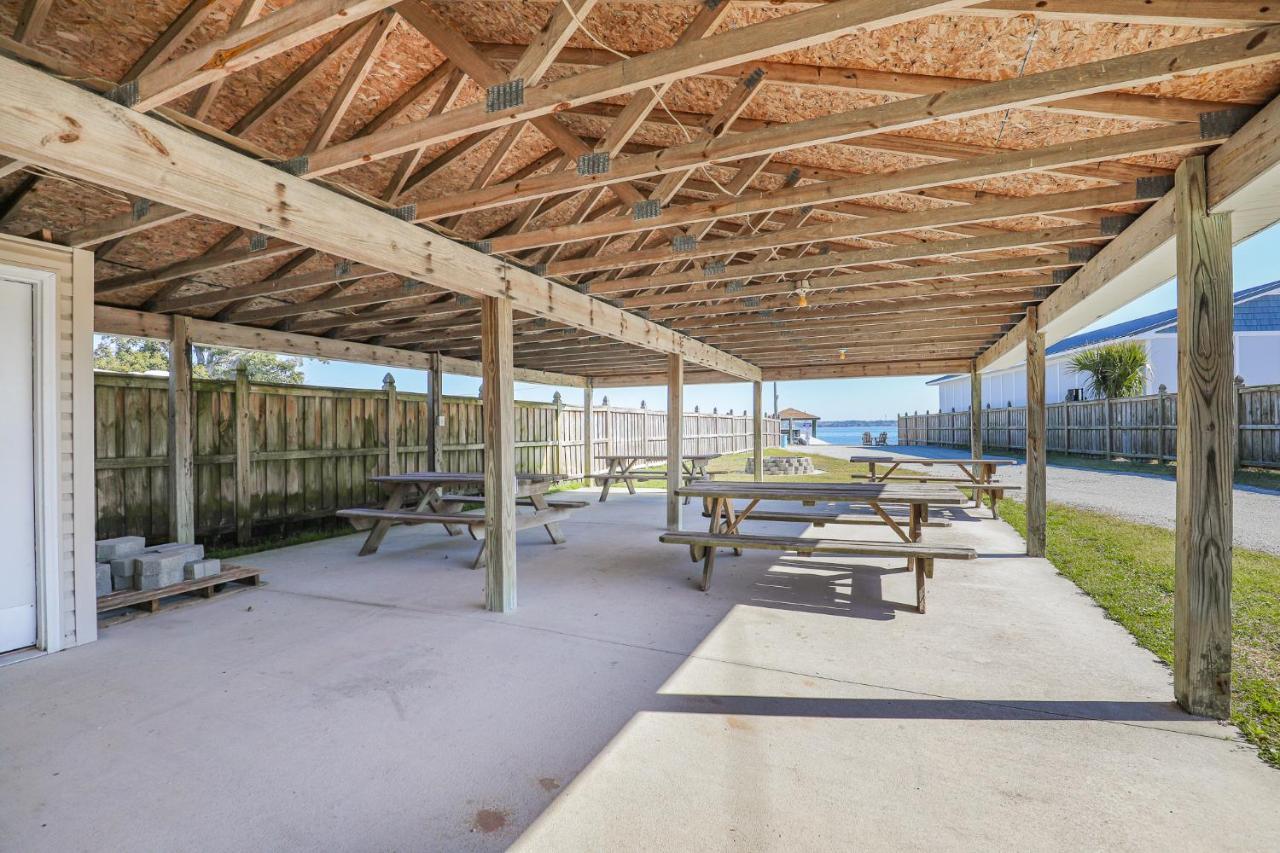 Spacious Home With Waterfront View-Welcome Pets Sneads Ferry المظهر الخارجي الصورة
